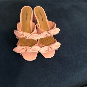Double bow sandal size 7
